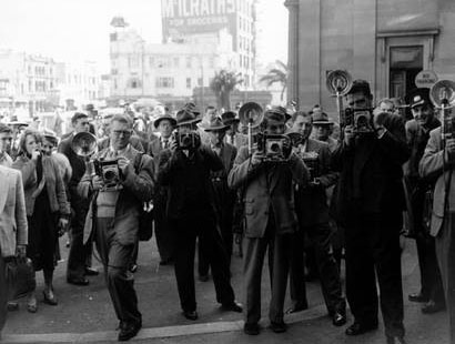 Photographers outside Darlinghurst Courthouse, Sydney, for the Petrov Royal Commission hearings. Photographer – Jack Hickson. Image courtesy of the Mitchell Library. State Library of New South Wales.